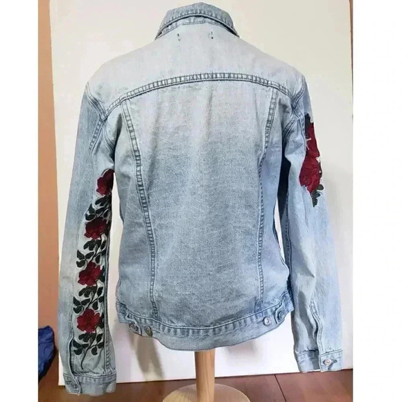 PacSun denim jacket embroidered roses womens size small fits like a med cute!! - Picture 2 of 6